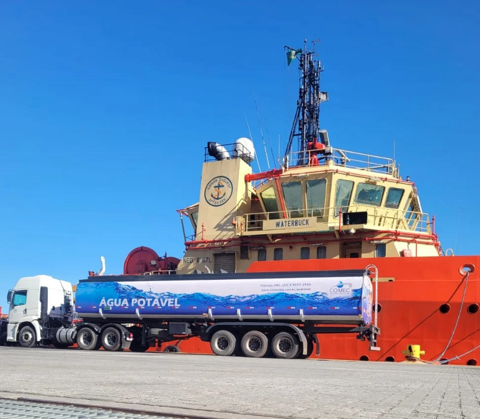 Caminhão-pipa da Comec abastecendo navio no cais